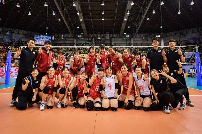 日本女排戰(zhàn)勝越南后合影