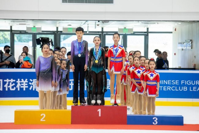 队列滑少年组颁奖现场，从左至右依次为：全明星星之队、Golden Flower、冰舞星光