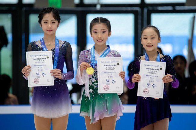女单少年高龄组颁奖现场，从左至右依次为：王一涵（哈尔滨）、金书贤、王葸赀