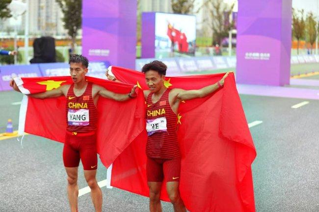 在男子马拉松比赛上，创造历史的男马何杰将和杨绍辉一起登上领奖台