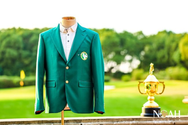 值得一提的是,赛事组委会准备了专属于冠军球员的高尔夫绿夹克,源自