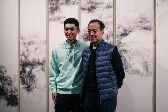 商竣程（左）今天在中国香港网球总会新任会长郑明哲先生（右）陪同下，一同参观香港艺术馆。