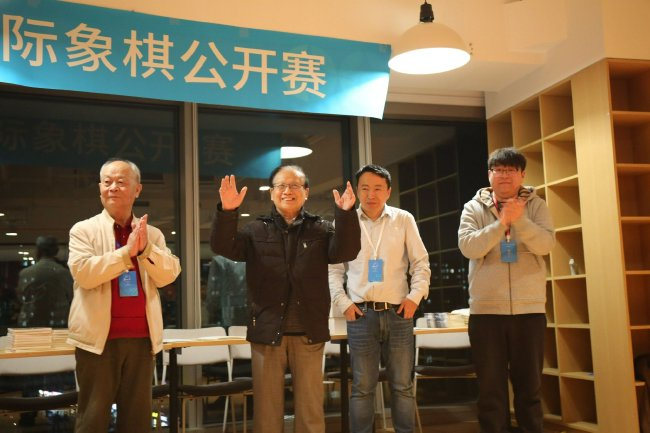 当晚闭幕式,国象泰斗徐家亮先生到场为获奖选手颁奖,并向优胜者致以