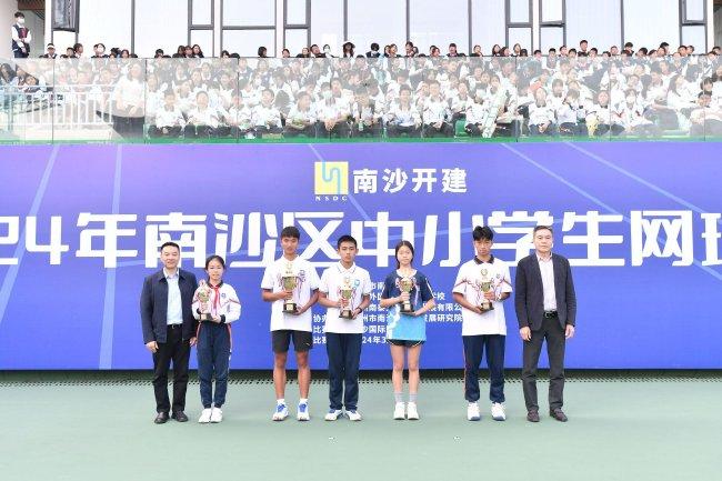 广东省网球协会主席麦良、南沙区教学局副局长凌耀东为初中组团体总分受奖