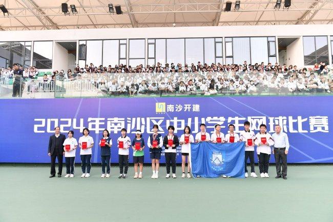 广东省网球协会副主席贺东波、南沙华附校长林天伦为高中组男女单打前八名授奖