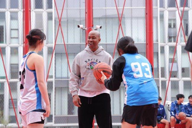 香港屋苑篮球少年探访北京 接受名人马布里的暖心指导