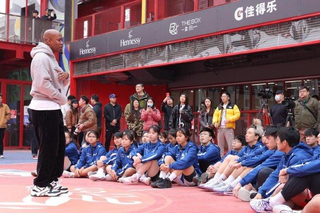 香港屋苑篮球少年探访北京 接受名人马布里的暖心指导