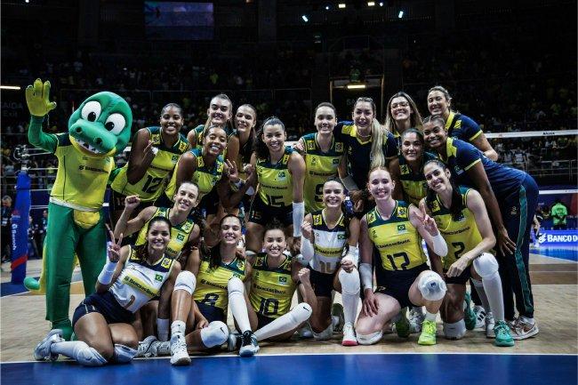  Group photo of Brazilian women's volleyball team after 3-0 victory over South Korea