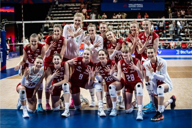 波兰女排3-0击败日本后合影