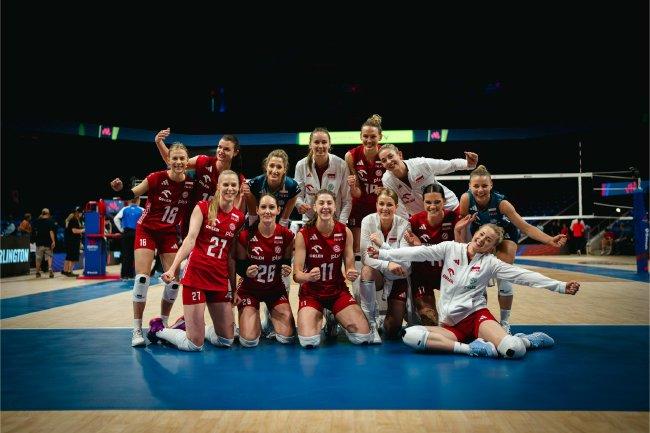 波兰女排3-0击败韩国后合影