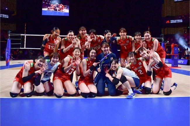 日本女排3-1击败多米尼加后合影