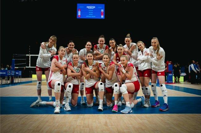 波兰女排3-0击败德国后合影