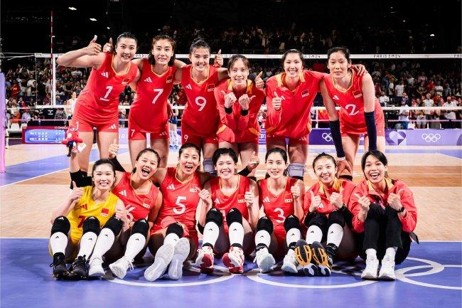 中国女排3-0战胜法国女排后合影