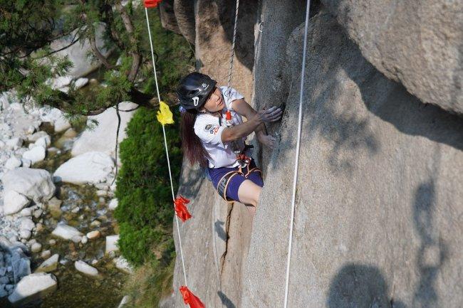 难度速度赛专业组女子预赛第一名黄伟君的比赛瞬间