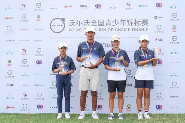 李政谦（左二）、何筱语（右二）、陈学想（左一）、何安琪（右一）捧起冠军奖杯