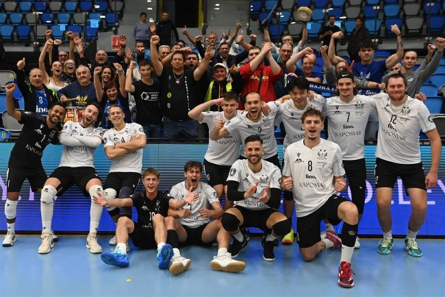 匈牙利考波什堡男排获胜后合影