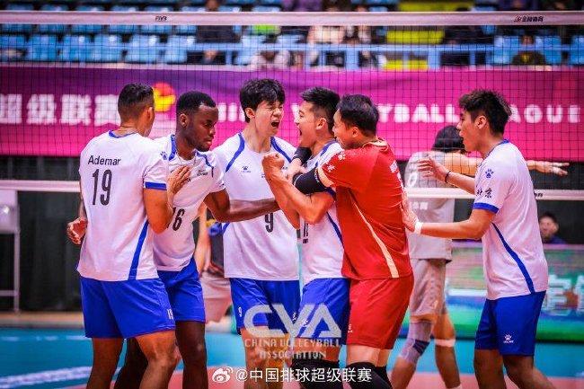 北京北汽男排慶賀勝利