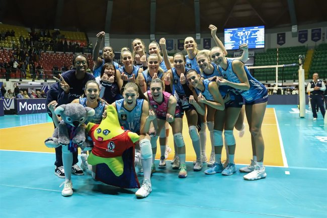 意大利米兰女排获胜后合影