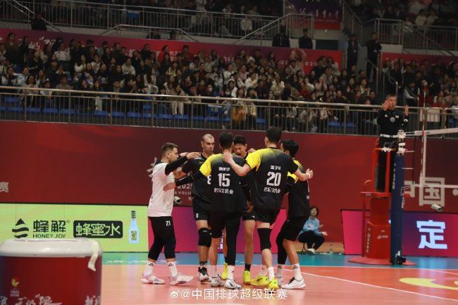 保定沃隶男排庆贺胜利
