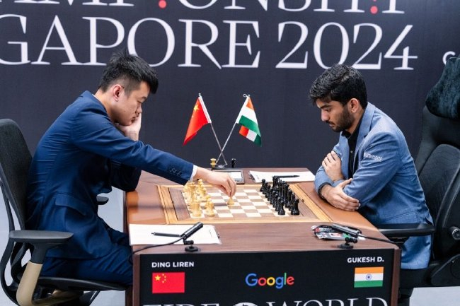  丁立人在比赛中（左）（组委会供图）