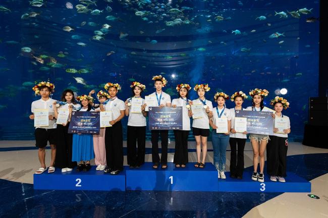 团体组(由左至右): 亚军:三亚深藏Blue队、冠军:江苏白鲸人鱼队、季军:广东东方魅舞人鱼团