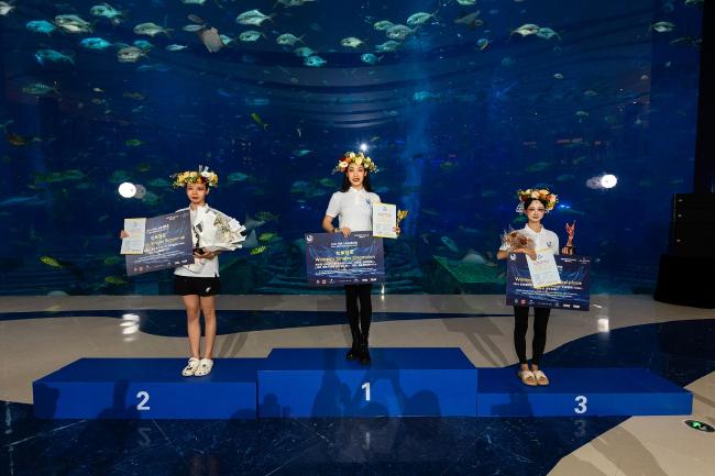 亚洲杯女子单人组获奖选手,从左到右为: 亚军:王建萍、冠军:黄潇莹、季军:杨璐