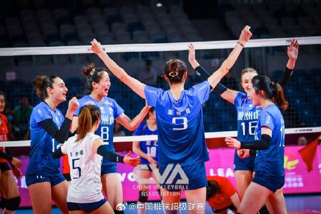 深圳澳洲虎中塞龙华女排庆贺胜利