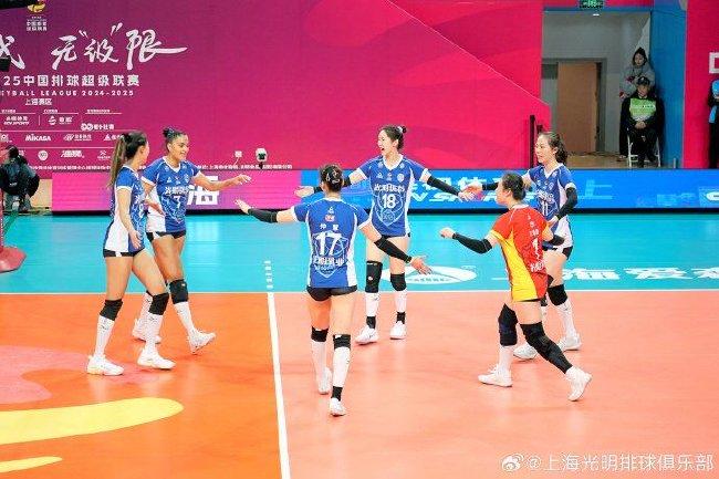 上海光明優(yōu)倍女排慶賀勝利