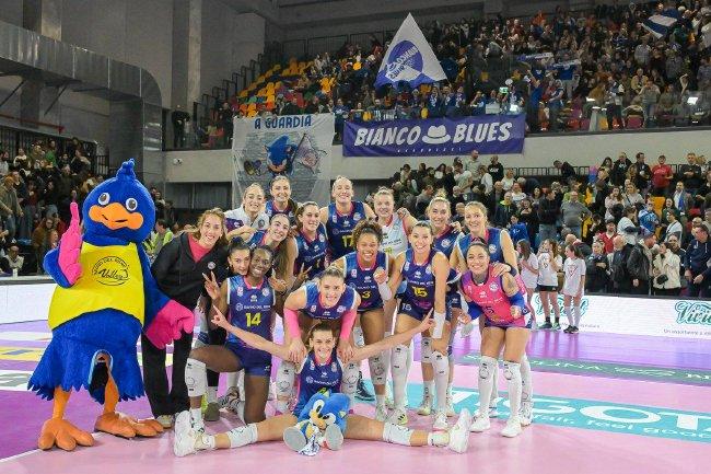 斯坎迪奇女排獲勝后合影