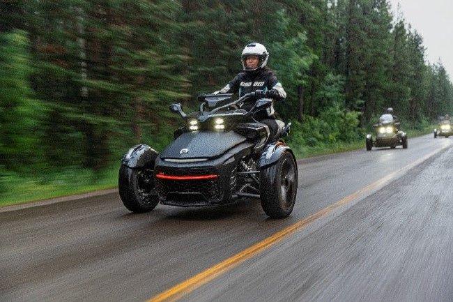 庞巴迪Can-Am Spyder F3公路摩托车系列,价钱区间为299,800元-416,800元