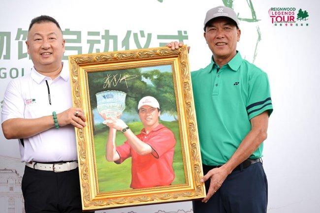 (中国高尔夫名宿张连伟向华彬集团实施总裁郑刚赠画)