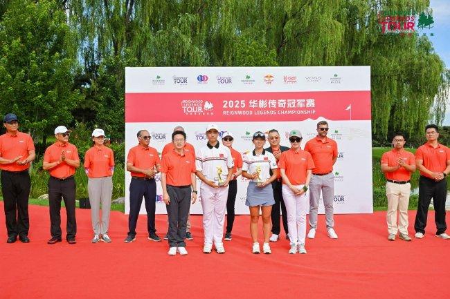 （国青小将李梦涵、韩今获未来之星奖杯）