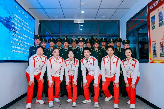 奧運(yùn)冠軍面對面巡回宣講活動西藏站走進(jìn)軍營