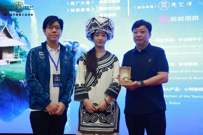 开幕式上，泰国领队Napat Itchayavanich赠礼东盟棋院