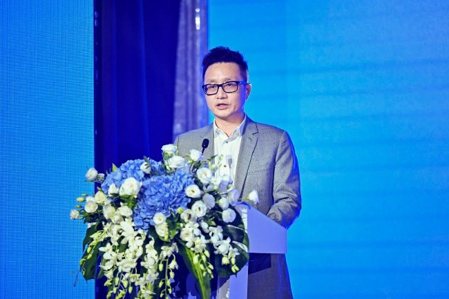 (上海温州商会长、上海温州商会球队理事长李丐腾)