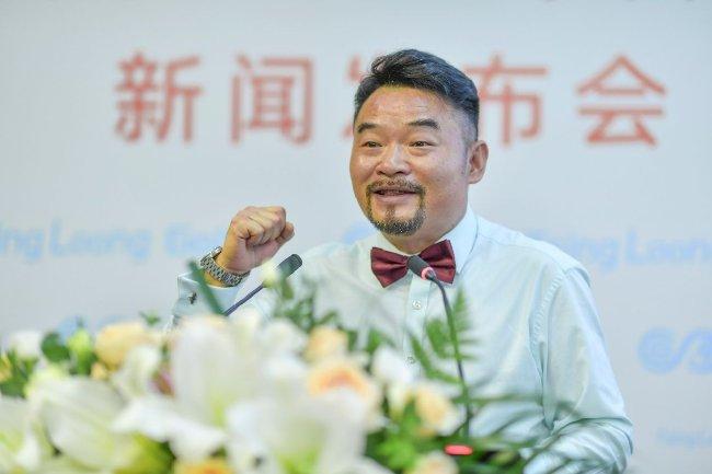 （“高尔夫公益千县行”发起东说念主、小球大球体育董事长唐一龙）