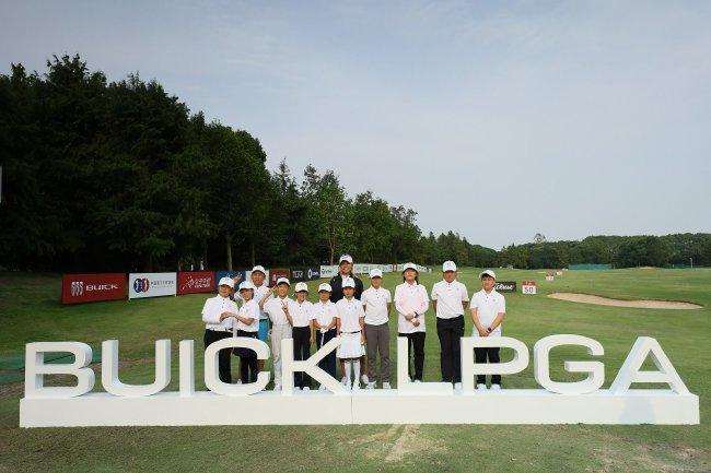 姜孝林在别克LPGA锦标赛参加青少年教学活动