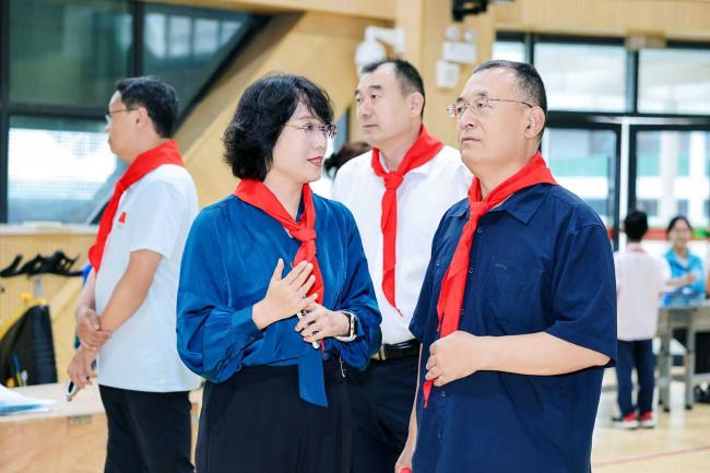 （西安市雁塔区第一小学党支部通知、校长卢焱，向厉彦虎教训先容学校“健康第一”的育东谈足下念）