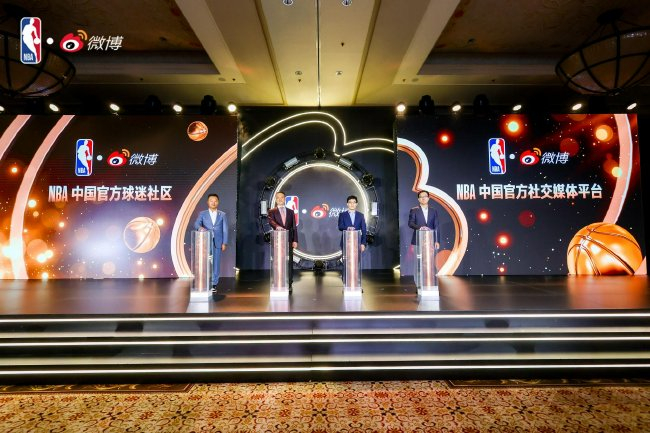微博與NBA中國(guó)續(xù)簽儀式現(xiàn)場(chǎng)，從左至右依次為：NBA中國(guó)高級(jí)副總裁李建煒、迷生NBA中國(guó)首席運(yùn)營(yíng)官錢軍、微博微博運(yùn)營(yíng)高級(jí)副總裁曹增輝、中作共造全<strong></strong>微博體育事業(yè)部總經(jīng)理詹笙