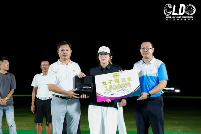 天幕3D高尔夫亚洲品牌总监谢建（左）、如歌高尔夫品牌经理郭鑫（右）为陈婷婷颁奖