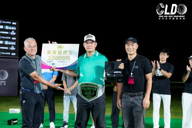 SOTS/TOUR TEE总经理李柄均（左）、FULL SWING CHINA中国区负责人王海山（右）为马宁颁奖