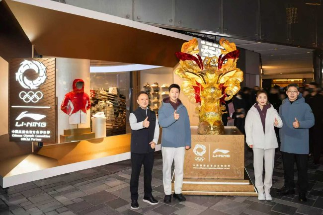 奥运冠军马龙、刘诗雯身着荣耀金标产品亮相北京三里屯