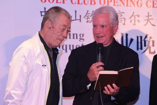 王军和比尔-库尔在山钦湾的开业晚宴上