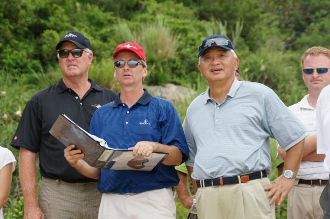 从左到右：汤姆-韦斯克夫（Tom Weiskopf，球场贪图师）、菲尔-斯姑娘（Phil Smith，韦斯克夫主贪图师结伙东说念主）、荣智健、兰迪-霍法克（Randy Hoffacker，Flagstick高尔夫开采处罚公司）