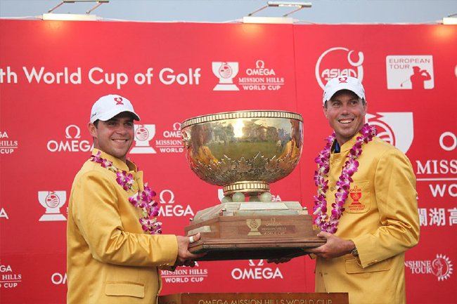 2011年海口高尔夫世界杯，好意思国双雄马特-库查尔(Matt Kuchar)和加里-伍德兰德(Gary Woodland)夺冠（像片来自不雅澜湖官网）