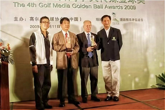 2009年宋鑛满（左二）获得香港传媒协会颁发的金球奖