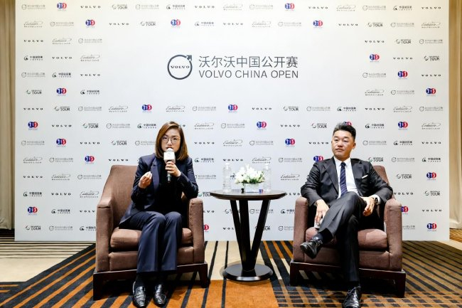 沃尔沃中国公开赛董事会主席赵琴（左）与颖奕安亭高尔夫俱乐部实际董事凌匡冶出席媒体茶话会