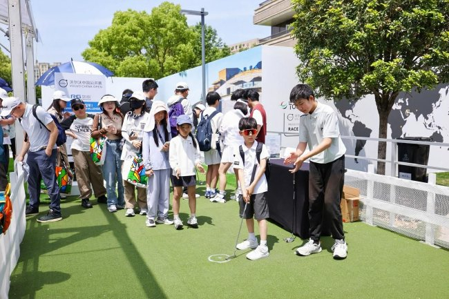 2025年沃尔沃中国公开赛公众区，不雅众奋勇体验真义高尔夫