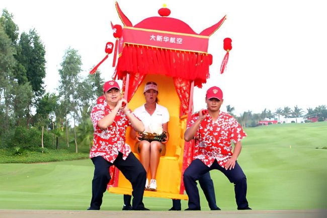 Helen Alfredsson坐上花轿领奖