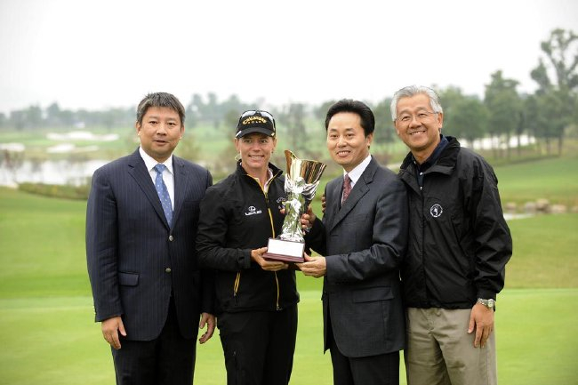 　　索伦斯坦赢得苏州太湖女子公开赛冠军，从左到右：太湖国际高尔夫俱乐部总经理孙琪、索伦斯坦、太湖国际高尔夫俱乐部董事长徐月平、戴耀宗